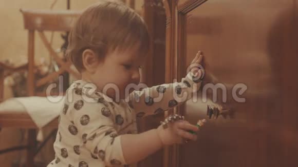小宝宝在衣柜附近玩耍视频的预览图