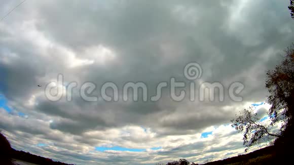 蓝天乌云和太阳反射视频的预览图