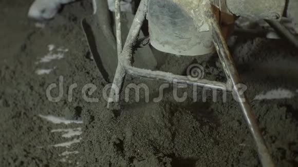 从金属罐落到地面的混凝土成品瀑布视频的预览图