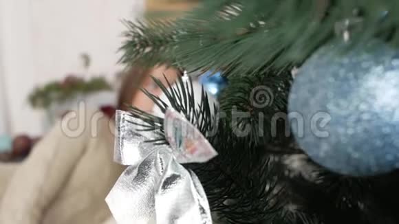 那个女孩躺在圣诞树背景上的床上新年视频的预览图