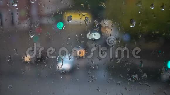 雨滴滚动在支柱上从窗口看视频的预览图