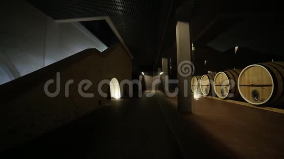 桶酒桶陈年酒和楼梯视频的预览图