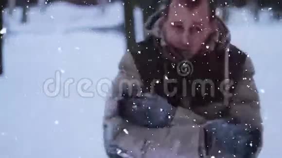冬天人们在雪地上晒太阳视频的预览图