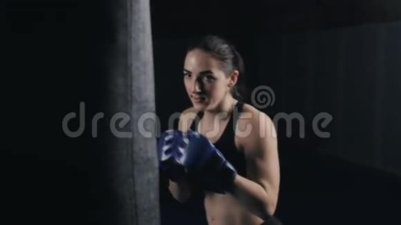 健身室女子跆拳道训练袋视频的预览图