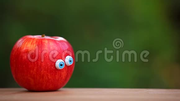 红苹果眼睛板凳花园视频的预览图