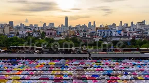 白天到晚上缩小户外市场帆布帐篷顶景的时间间隔视频的预览图