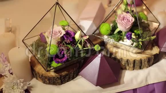 餐厅婚礼装饰中的花艺视频的预览图