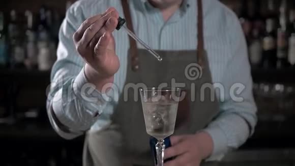 餐厅吧台酒吧台年轻的酒吧服务员准备从吸管中滴出鸡尾酒视频的预览图