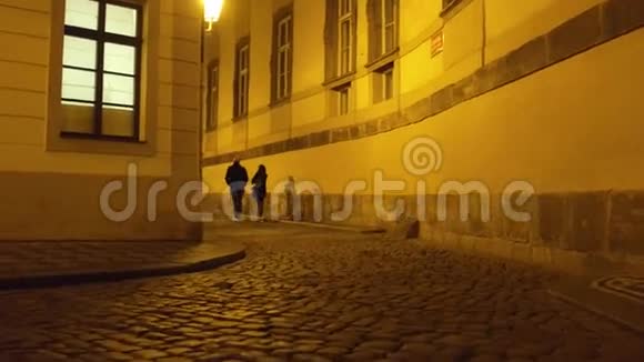 一对夫妇晚上在布拉格的老街散步4Ksteatam视频视频的预览图