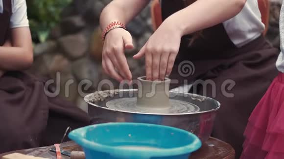 年轻人用陶器制作水壶视频的预览图