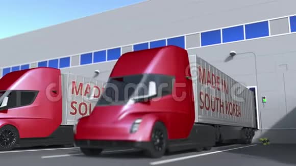现代半挂车卡车与韩国制造的文字正在加载或卸载在仓库韩国商业视频的预览图