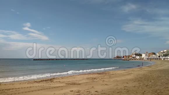 沙滩和大海在十月意大利圣玛琳拉视频的预览图