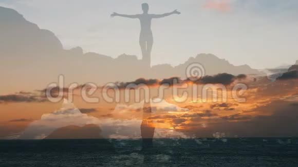 日落时分一个女人在海洋前举起手臂的剪影女孩观察海浪在空中升起视频的预览图