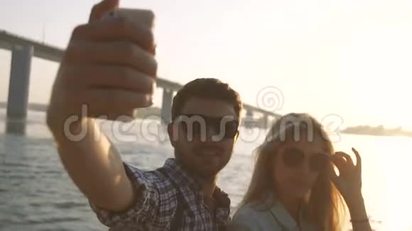 一对在河岸拍照的情侣视频的预览图