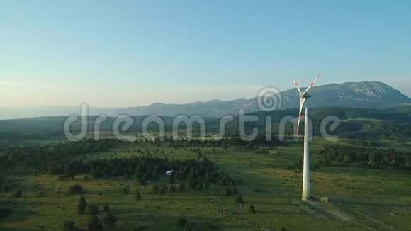 空中风力涡轮机在日落时用螺旋桨挡住太阳视频的预览图