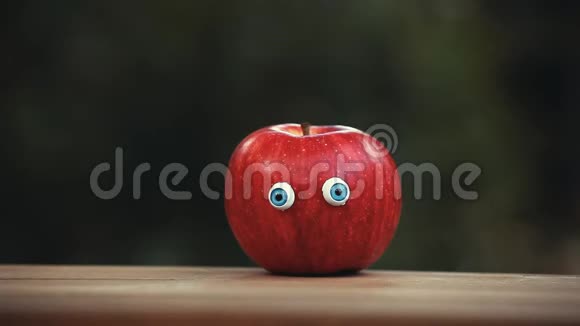 红苹果眼睛板凳花园视频的预览图