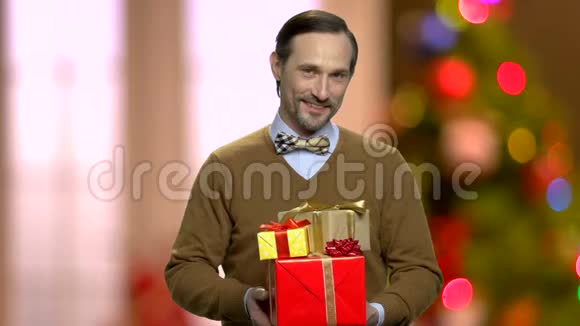 英俊的白种人拿着圣诞礼物盒视频的预览图