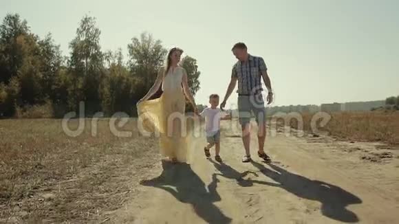 阳光家庭走在乡间的路上视频的预览图