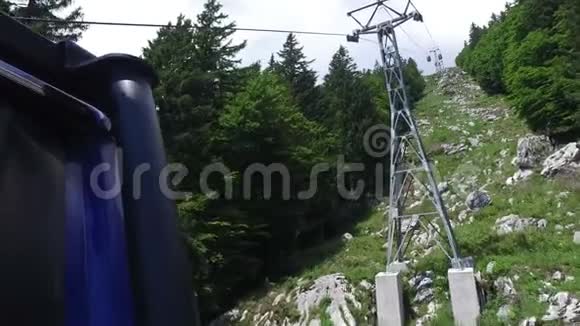 4K太空缆车正向斯洛文尼亚的山顶移动朱利安阿尔卑斯山索卡山谷博维克区从里面看视频的预览图