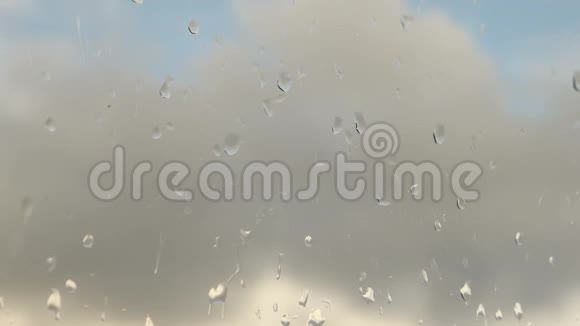 时间流逝的云玻璃上的雨滴视频的预览图