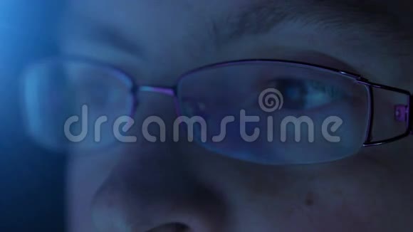 当女人上网时在显示器屏幕的眼睛和眼镜上反射视频的预览图
