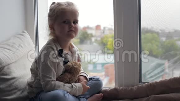 坐在窗台上看窗外的小女孩视频的预览图