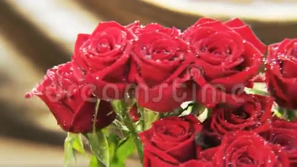 湿红玫瑰旋转视频的预览图