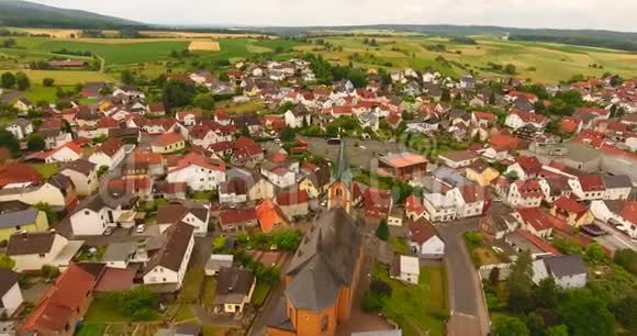 在Freigericht有一个历史村落的空中景观视频的预览图