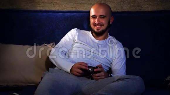 帅哥笑着玩电脑游戏视频的预览图