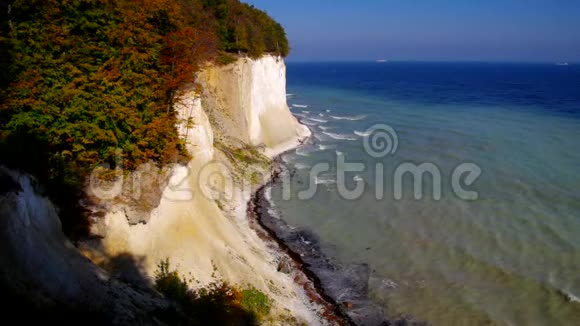 鲁根岛秋天的白垩悬崖视频的预览图
