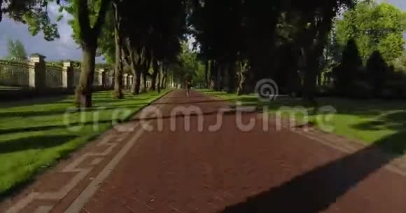 运动女子在公园慢跑的后景视频的预览图