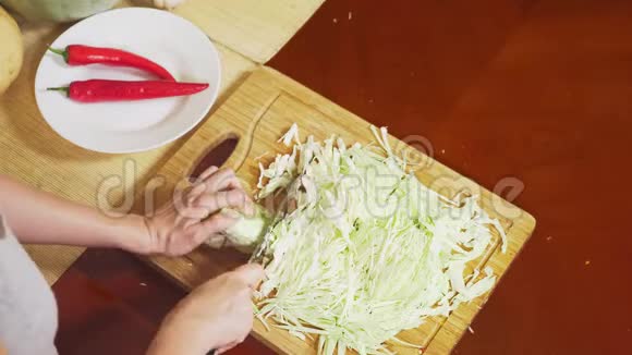 女手用刀切白菜蔬菜混合物用于烹饪蔬菜炖从上面看4k视频的预览图