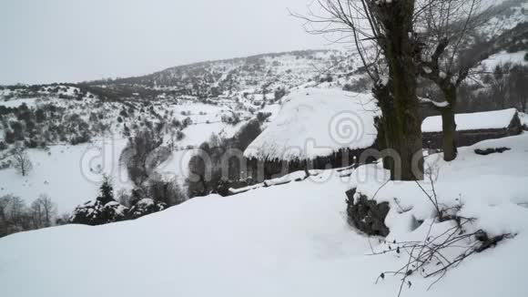 群山中的农村房屋被白雪覆盖背景是群山视频的预览图