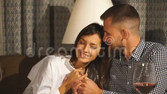 被爱的夫妇坐在椅子上拥抱对方在咖啡馆或餐馆喝葡萄树视频的预览图