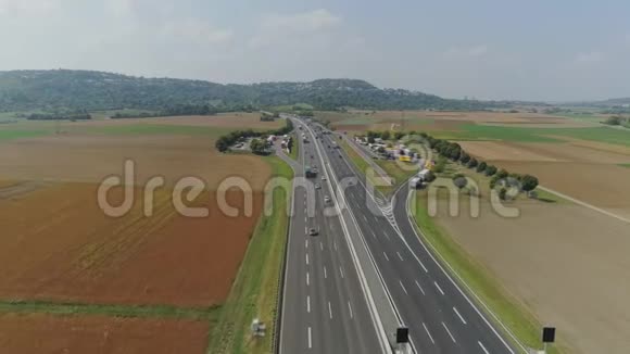德国高速公路上的汽车快速行驶在美丽的道路上视频的预览图