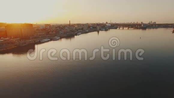 日落时飞越欧洲城市的河港视频的预览图