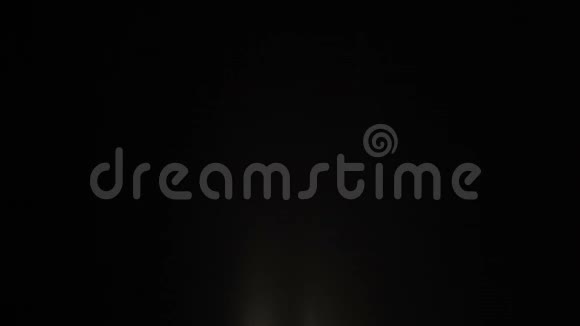 在特殊展台上沿现代强大的LED投影机移动视频的预览图