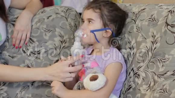那个女孩病了它可以吸入妈妈帮助女儿视频的预览图