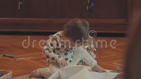 小宝宝坐在大片Whatman和玩纸丝带视频的预览图