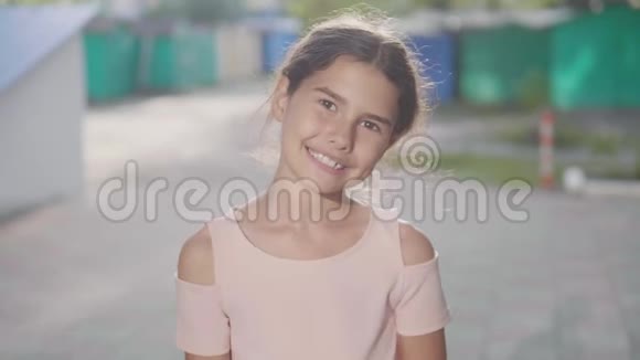 都市环境中的小女孩对生活方式微笑镜头慢镜头视频视频的预览图