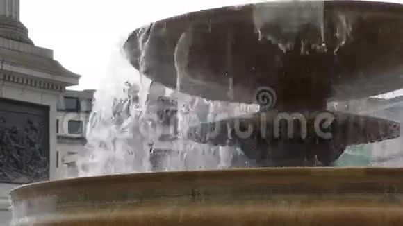 从一个旧喷泉溅出的水视频的预览图