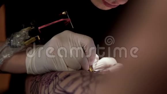 纹身师在纹身店给客户纹身视频的预览图