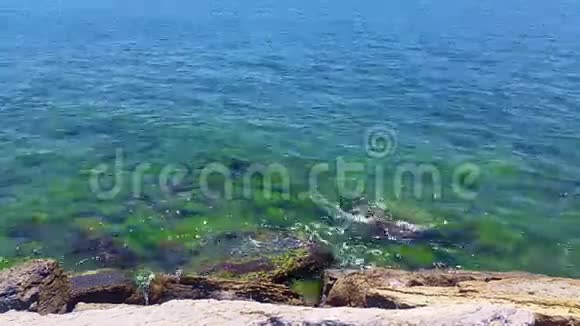 平静的波浪撞击岩石视频的预览图