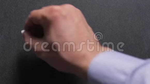概念一个男人的特写他的手在黑板上写下饮食这个词视频的预览图