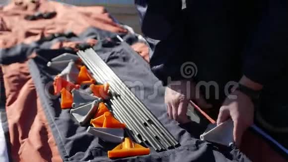 折叠皮艇在K湾岸边组装皮艇视频的预览图