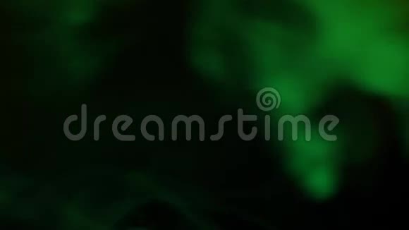绿色的烟雾弥漫在黑色视频的预览图
