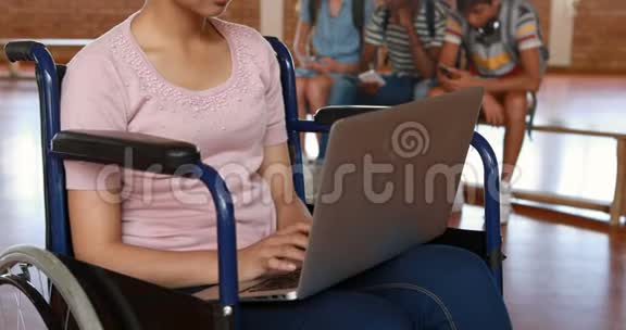 残疾女学生使用数码平板电脑与同学背景视频的预览图
