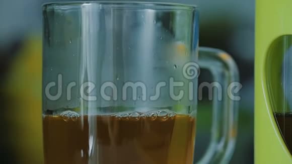 在一杯绿茶中加入沸水视频的预览图