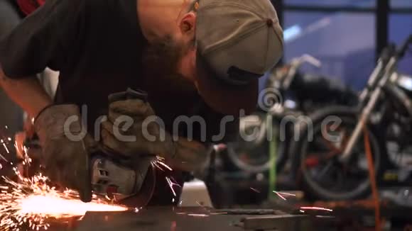 人在钢结构上用电轮打磨有火花视频的预览图