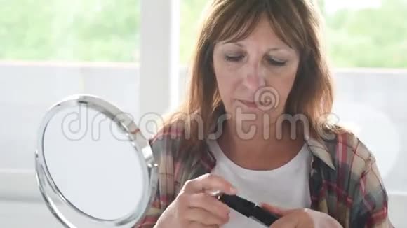 成熟的女人在睫毛上涂睫毛膏视频的预览图
